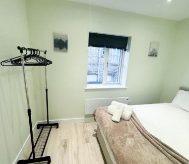 Huntingdon Apartment | 1 Bed Apartment located in Huntingdon Town Centre - Designed for Contractors & Professionals - Free WiFi - Smart TV - Fully Equipped Kitchen - Ideal for Long Work Stays