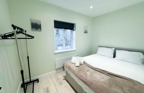 Huntingdon Apartment | 1 Bed Apartment located in Huntingdon Town Centre - Designed for Contractors & Professionals - Free WiFi - Smart TV - Fully Equipped Kitchen - Ideal for Long Work Stays