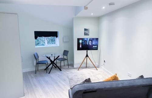 Huntingdon Apartment | 1 Bed Apartment located in Huntingdon Town Centre - Designed for Contractors & Professionals - Free WiFi - Smart TV - Fully Equipped Kitchen - Ideal for Long Work Stays