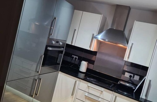 Dartford Apartment | 1-bed Apartment - Sleeps 3 - Parking - Wifi