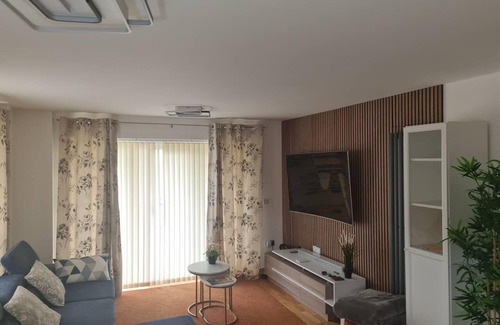 Dartford Apartment | 1-bed Apartment - Sleeps 3 - Parking - Wifi