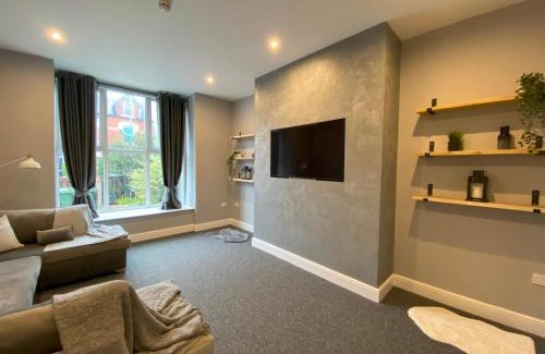 Chapeltown Apartment | 1 bed Apt close to Leeds Arena Sleeps up to 4 people 3GA