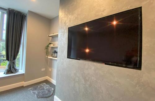 Chapeltown Apartment | 1 bed Apt close to Leeds Arena Sleeps up to 4 people 3GA