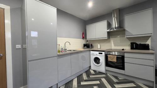 Chapeltown Apartment | 1 bed Apt close to Leeds Arena Sleeps up to 4 people F6