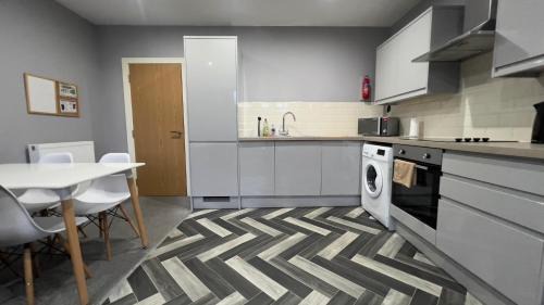 Chapeltown Apartment | 1 bed Apt close to Leeds Arena Sleeps up to 4 people F6