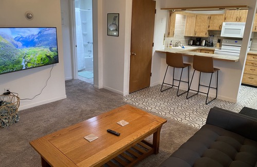 Taku - Campbell Apartment | 1 bed apt near airport in quiet area