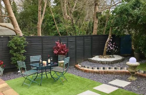 Weybridge House | 1 Bed Cottage-Museum View-Garden-Free Parking