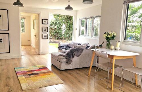 Weybridge House | 1 Bed Cottage-Museum View-Garden-Free Parking