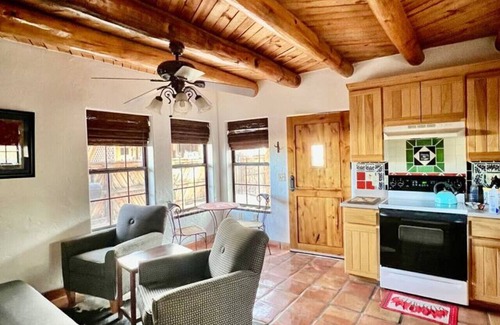 Mesilla Park House | 1 bed cute casita near NMSU, pet friendly