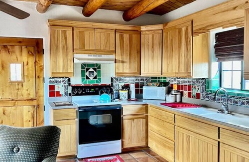 Mesilla Park House | 1 bed cute casita near NMSU, pet friendly