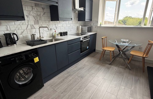 Desborough Apartment | 1 Bed Flat - Sleeps 2 - Pets - Parking - Wifi