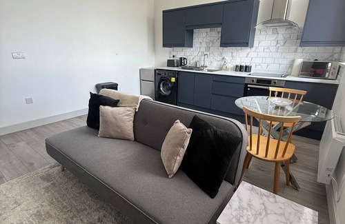 Desborough Apartment | 1 Bed Flat - Sleeps 2 - Pets - Parking - Wifi