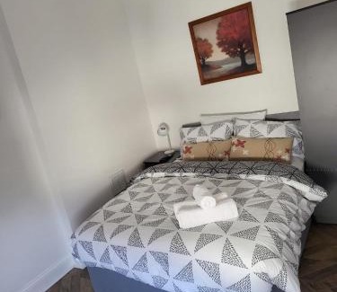 Stone Apartment | 1 Bed Flat - Sleeps 2 - Parking - Wifi