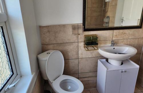 Stone Apartment | 1 Bed Flat - Sleeps 2 - Parking - Wifi