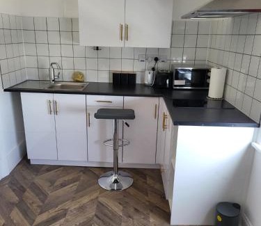 Stone Apartment | 1 Bed Flat - Sleeps 2 - Parking - Wifi