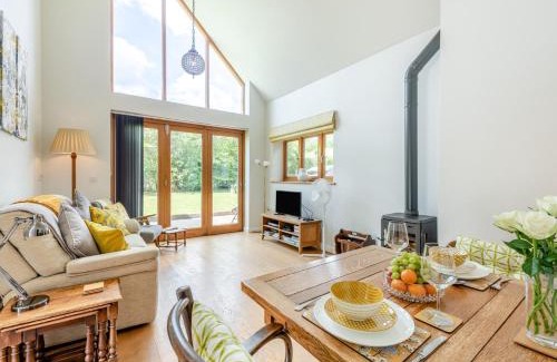Etchingham House | 1 Bed in Hurst Green 78940