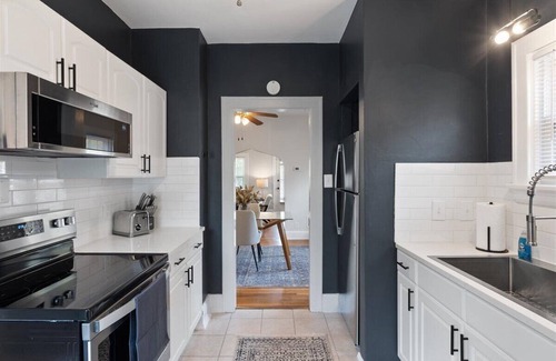 Roselawn Finance Apartment | 1 Bed ~ Private Balcony ~ Walkable ~ Work Remote