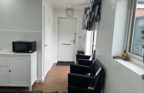 George Green Apartment | 1 Bed Room & Bathroom Garden No Kitchen