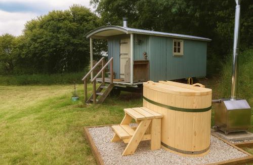 Redlynch House | 1 Bed Shepherds Hut - Sleeps 2 -Wood Fired Hot Tub