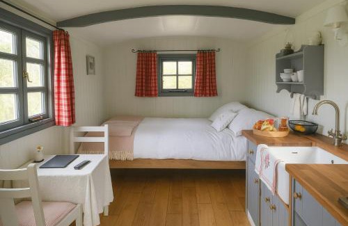 Redlynch House | 1 Bed Shepherds Hut - Sleeps 2 -Wood Fired Hot Tub