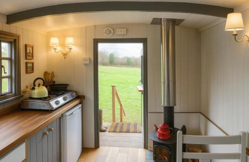 Redlynch House | 1 Bed Shepherds Hut - Sleeps 2 -Wood Fired Hot Tub