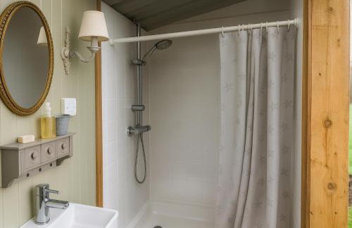 Redlynch House | 1 Bed Shepherds Hut - Sleeps 2 -Wood Fired Hot Tub