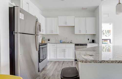 Orange Park Apartment | 1 Bed Sleeps 4 +Pool+Gym+Pet+EV