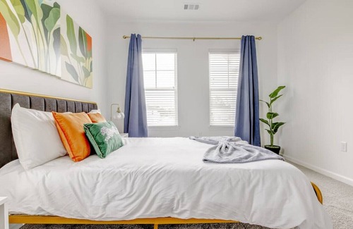Orange Park Apartment | 1 Bed Sleeps 4 +Pool+Gym+Pet+EV