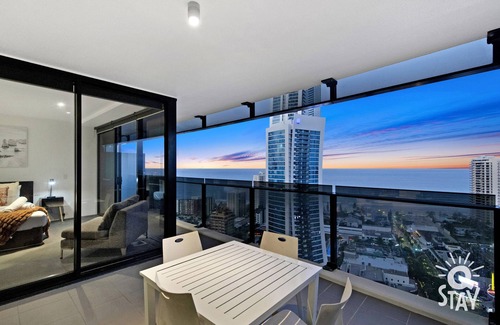 Surfers Paradise Apartment | 1 Bed + Study, Ocean View Unit - Circle on Cavill