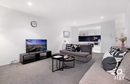 Surfers Paradise Apartment | 1 Bed + Study Ocean View Unit in Surfers Paradise!