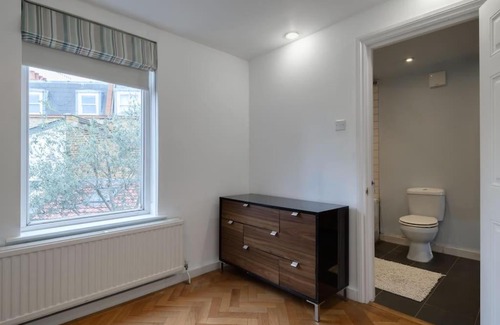 Battersea House | 1 bed Townhouse in Battersea close to River Thames
