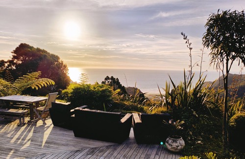 Karekare House | 1 Bed Tranquil Nature Escape with Stunning views, Spa, Beaches & Stargazing.