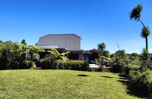 Karekare House | 1 Bed Tranquil Nature Escape with Stunning views, Spa, Beaches & Stargazing.