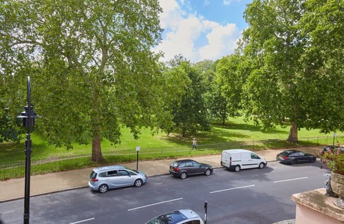 Primrose Hill Apartment | 1-Bed Victorian Romance with Park Views