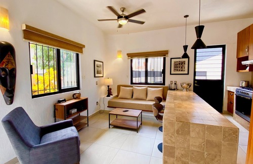 San Antonio Tlayacapan House | 1 Bedroom Guest House - Walk To Everything -Patio -Gym -Pickleball Court - Bikes