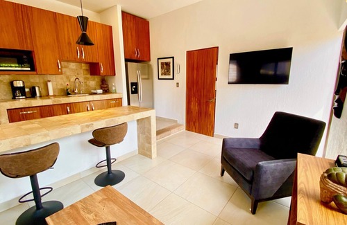 San Antonio Tlayacapan House | 1 Bedroom Guest House - Walk To Everything -Patio -Gym -Pickleball Court - Bikes