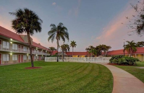 Vero Beach Apartment | 1 Bedroom 803292 by Houzlet