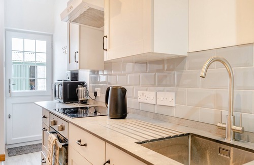 Ammanford Cottage | 1 bedroom accommodation in LlandyFan, near Ammanford