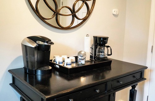 Pilot Mountain Apartment | 1-bedroom apartment, sleeps 4, in lovely Pilot Mountain-walk to Main st! Unit 2