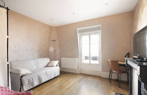 Quartier de l'Ecole-Militaire Apartment | 1 Bedroom Apartment Avenue de Saxe