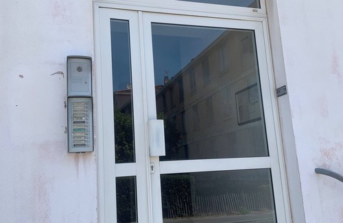 Vitrolles Apartment | 1 Bedroom Apartment in Vitrolles