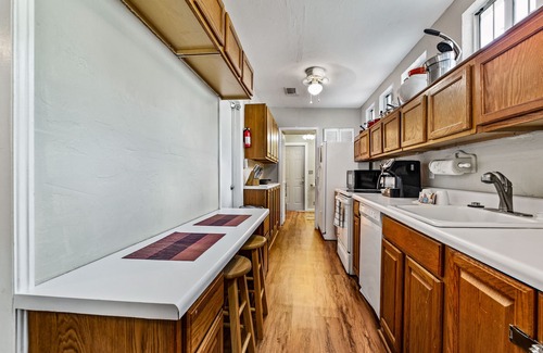 Gainesville Apartment | 1 bedroom Apartment in quaint triplex 12 blocks from UF and downtown