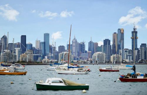 Williamstown Apartment | 1 Bedroom Apartment With Parking Close To Beach