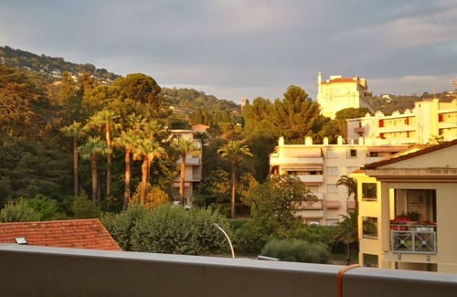 Carnot Apartment | 1 bedroom apt. of an Artist photographer close to Cannes Croisette