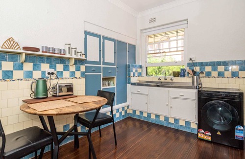 St Kilda West Apartment | 1 Bedroom Art Deco Apartment, Stroll to Beach