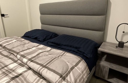 Calgary House | 1 Bedroom/Bathroom Cozy Room in Detached House with 2 min access to Lakes