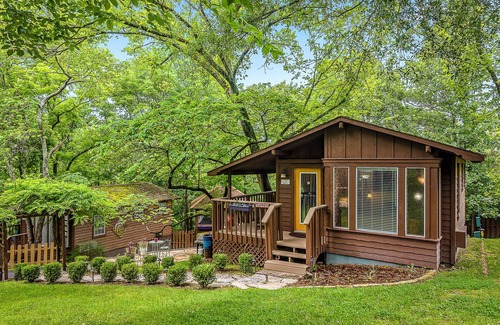 Eureka Springs Historic District Cabin | 1 Bedroom Cabin In The Woods, Covered Porch, Jacuzzi, Kitchen & Hot Tub.
