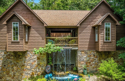 Eureka Springs Historic District Cabin | 1 Bedroom Cabin In The Woods, Covered Porch, Jacuzzi, Kitchenette and Hot Tub.