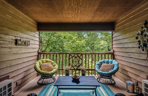 Eureka Springs Historic District Cabin | 1 Bedroom Cabin In The Woods, Covered Porch, Jacuzzi, Kitchenette and Hot Tub.