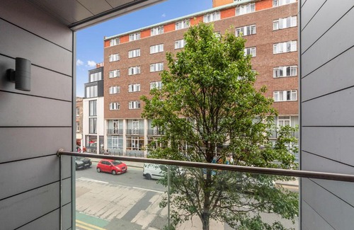 Tower Hill Apartment | 1 Bedroom Close to Tower Hill